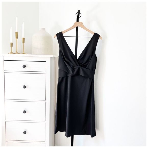 NWT White House Black Market Crepe Fit & Flare Little Black Dress LBD Sz 8 - Picture 2 of 11